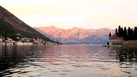 La-isla-de-Gospa-od-Skrpjela,-Bahía-de-Kotor,-Montenegro