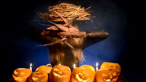 Halloween-Kostüm-Frau,-Baum-Mädchen-mit-Kürbissen