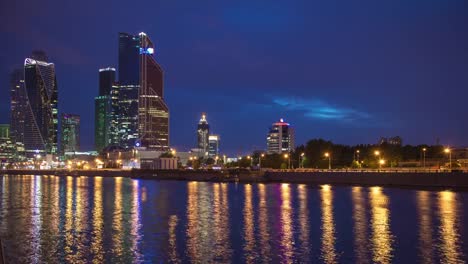 Rusia-noche-Moscú-ciudad-bloque-río-reflexión-panorama-4k-timelapse