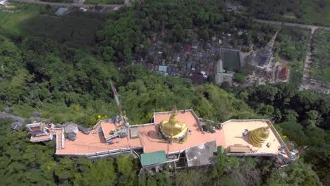 Imágenes-de-Drone-de-Wat-Tham-Sua-(templo-de-la-cueva-del-tigre)-en-Krabi,-Tailandia