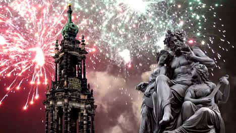 Escultura-en-las-terraza-de-Brühl-y-Hofkirche-o-Catedral-de-la-Santísima-Trinidad-y-día-de-fiesta-fuegos-artificiales---iglesia-barroca-de-Dresden,-Sachsen,-Alemania