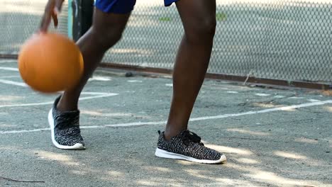 Mann-ohne-Gegner-spielen-Streetball,-slow-Motion-Ball-dribbeln