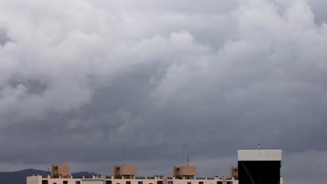 Langsam-bewegte-Wolken-über-den-Himmel-in-einem-Regen.