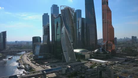 Rusia-día-soleado-Moscú-ciudad-moderna-junto-al-río-aéreo-panorama-4k
