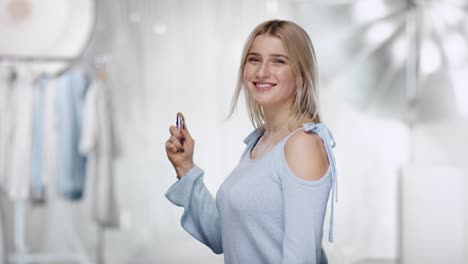 Beautiful-young-Woman-spraying-on-Perfume-on-neck