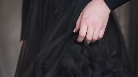 Hand-eines-Mädchens-berühren-ihr-Kleid.