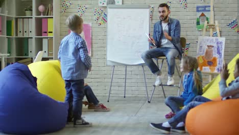 Gruppe-von-kleinen-Kindern-unter-Mathematikunterricht-in-bequemen-Klassenzimmer