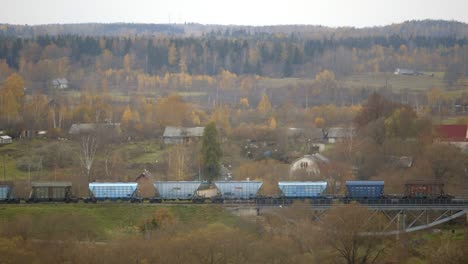 Tren-de-carga-en-un-valle