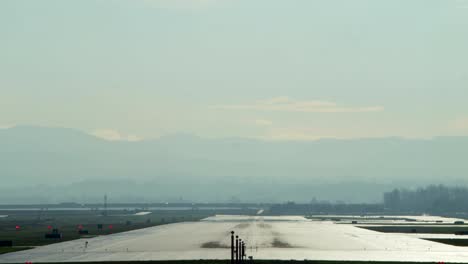 Zeitraffer-der-ein-Verkehrsflugzeug-ausziehen-an-einem-Flughafen-in-Portland,-Oregon