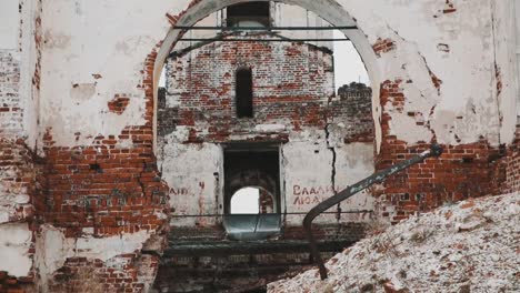 Ruinas-de-antigua-iglesia-orthodoxal-edificio,-pilas-de-ladrillos-cubren-de-nieve