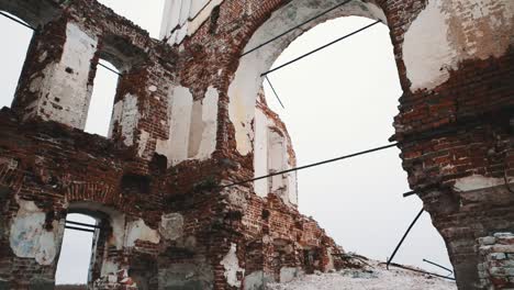 Paredes-de-ladrillos-rojos-Catedral-interior-orthodxal-ruinas,-día-nublado-frío