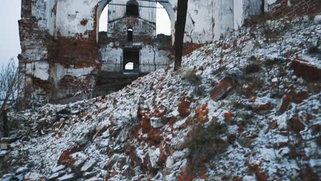 Ruinas-del-viejo-edificio-Catedral-orthodoxal,-montones-de-ladrillos-cubren-de-nieve