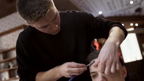 Estilista-hace-contorno-para-corte-de-pelo-con-cuchilla