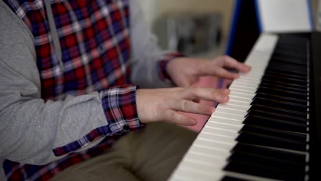 Hands-of-men-play-on-the-electronic-synthesizer