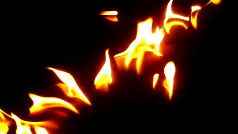 Fuego-ardiente-calor-en-fondo-negro