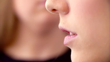 El-artista-de-maquillaje,-aplicar-brillo-de-labios