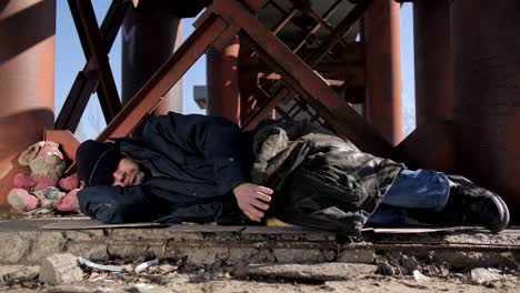 Homeless-man-sleeping-outside-in-cold-weather