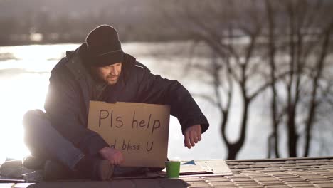 Homeless-begging-man-hiding-cash-in-his-pocket