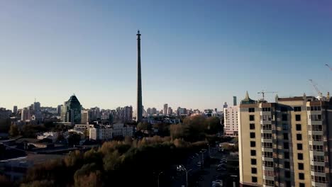 Vista-superior-de-la-iglesia-de-la-ciudad.-Video.-Iglesia-moderna-de-la-ciudad-cerca-de-edificios-residenciales