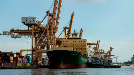 3K-lapso-de-tiempo:-de-grúa-de-trabajo-Cargar-puente-en-shipyard