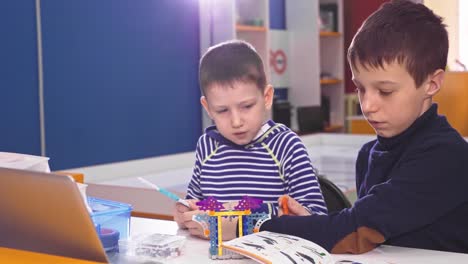 Kinder-Roboter-zu-schaffen,-in-der-Schule-ergeben-sich-Bildung.-Frühe-Entwicklung,-diy,-Innovation,-moderne-Technologie-Konzept.