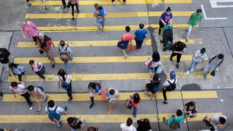 Menschen-auf-Zebrastreifen-in-Hong-Kong