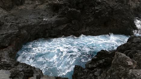 Große-Wellen,-die-auf-Felsen-von-Lavafelsen.-Slow-Motion.