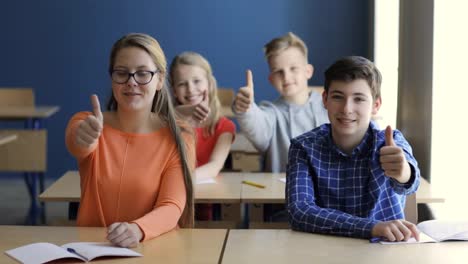 Studenten,-auftauchend-Daumen-auf-Lektion-in-der-Schule