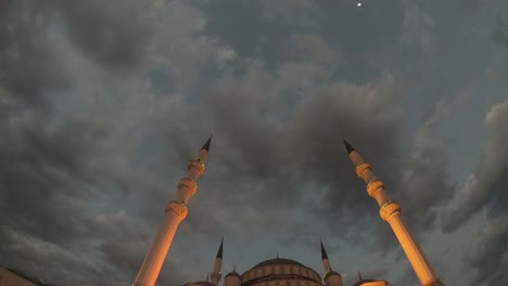 Kocatepe-Moschee-in-Ankara,-Zeitraffer-Video.-Moschee-Minarett-Himmel-und-Wolken