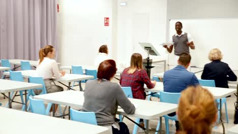 Profesor-de-presentación-para-los-estudiantes