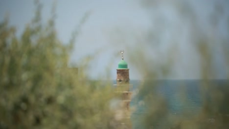 Das-Minarett-der-alten-Moschee-in-der-Stadt-Jaffa-Tel-Aviv-gegen-das-Meer