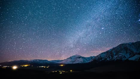 Tiempo-transcurrido---Galaxia-Vía-Láctea-hermosa-por-encima-de-la-gama-de-la-montaña---4K