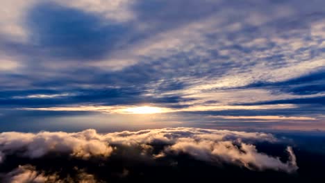 Sonnenaufgang-mit-Nebel-und-Wolken-morgens-übersiedelt.