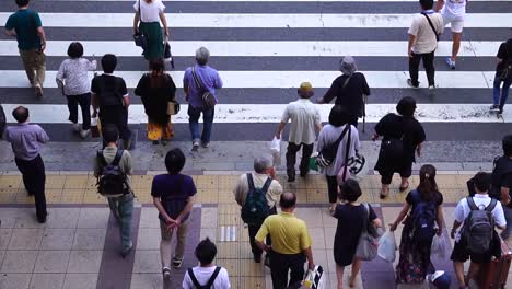 Muchas-personas-que-cruzan,-Osaka-en-Japón