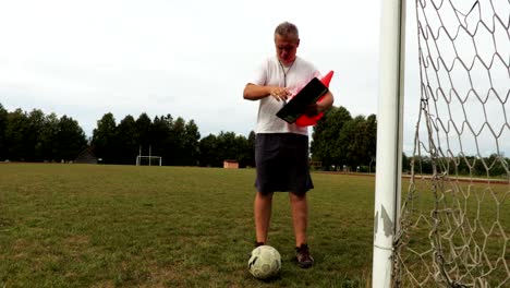 Football-coach-gives-instructions-to-the-players