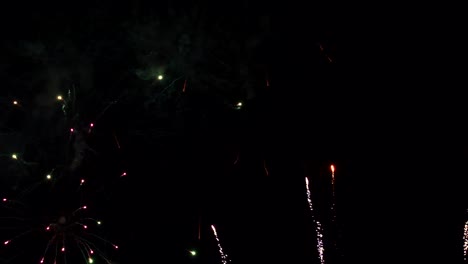 Fireworks-exploding-in-the-dark-night-sky-during-a-celebration