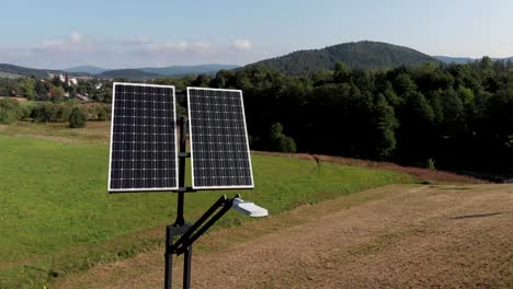 Grüne-Stromerzeugung-durch-Sonnenkollektoren.-Kamera-um-Sonnenkollektoren-langsam-drehenden