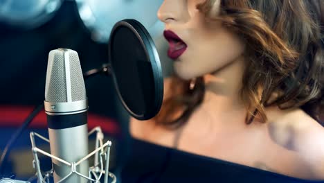 Woman-singing-in-the-recording-studio.