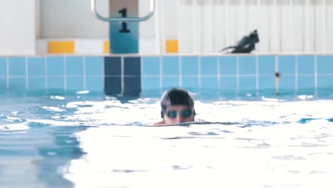 Disabled-man-swims-in-a-swimming-pool