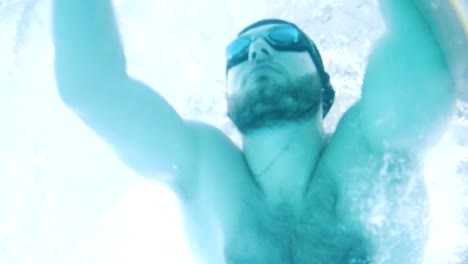 Behinderte-Mensch-schwimmt-in-einem-Schwimmbad.-Unter-Wasser-gedreht.-Slow-motion