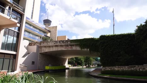 Barcos-de-paseo-del-río-San-Antonio-y-edificios-con-la-torre-en-el-lapso-de-tiempo-de-fondo