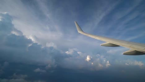 Flügel-des-Flugzeug-am-Himmel-und-Cloud-auf-beweglichen