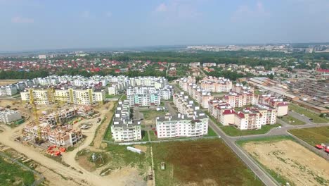 Blick-auf-die-Stadt-mit-dem-Bau-eines-neuen-modernen-Stadtteils-mit-Hochhäusern.