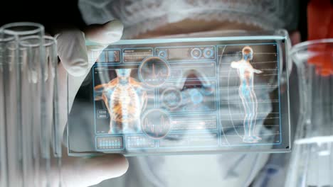 Un-médico-futuro,-un-cirujano-examina-una-tecnológica-digital-holográfica-placa-cerebro-humano-una-máscara-médica,-un-ojos-de-tapa-marrón.