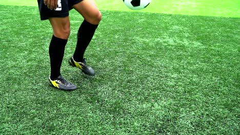 Jugadores-de-fútbol-practican-fútbol-en-césped-verde.