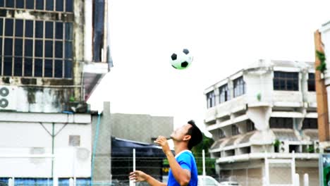 Jugadores-de-fútbol-practican-fútbol-en-césped-verde.