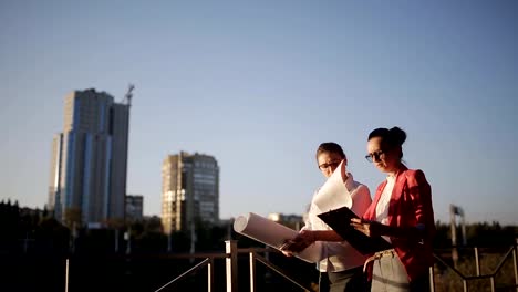 Dos-mujeres-arquitecto-para-elegir-el-lugar-para-la-construcción.