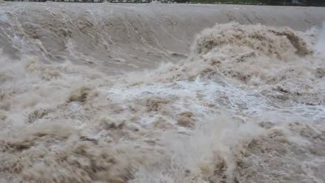 El-río-Serio-hinchado-después-de-fuertes-lluvias.-Provincia-de-Bérgamo,-Italia-norteña