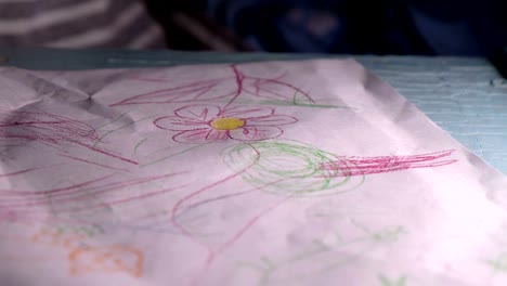 Flor-de-pintura-de-niño-pequeño-en-una-hoja-de-papel---educación-en-el-hogar