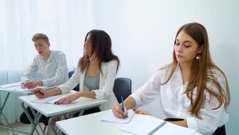 equipo-inteligente-estudiante-motivado-habilidades-de-comunicación-en-el-aula-de-formación